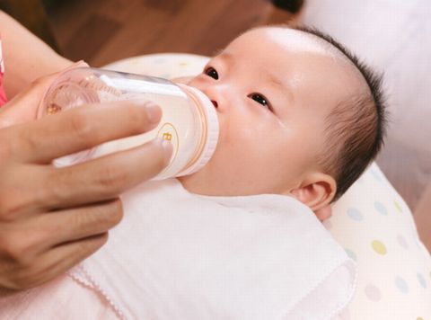 低出生体重児の母乳・ミルクの量の目安は？飲まない時は？