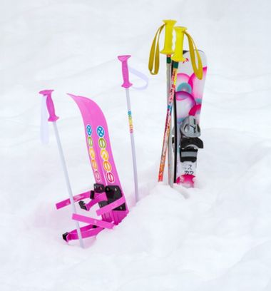 子供と初めてのスキー持ち物は何が必要？板や手袋の服装等の選び方