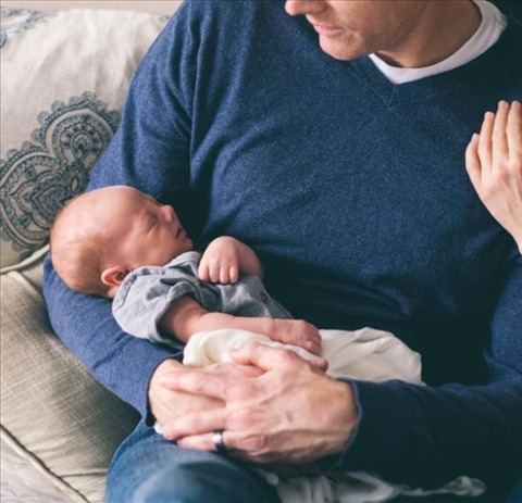 赤ちゃんの抱っこの仕方コツを紹介！横抱きと縦抱きの方法と注意点1