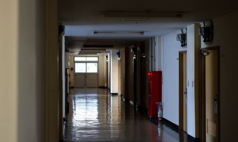 【階段・廊下】での感染しやすい場所・場面～学校のコロナ感染危険場所！